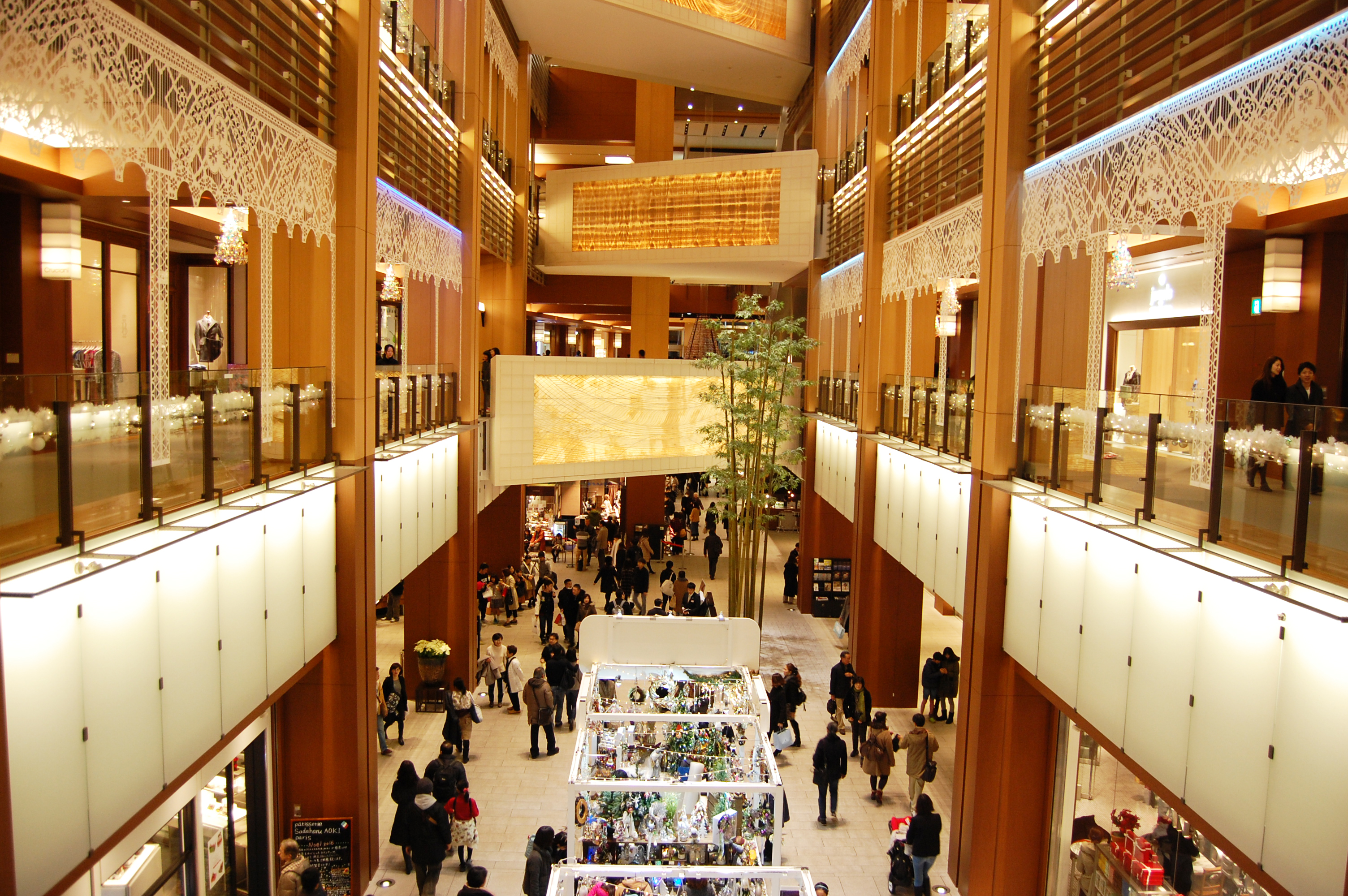 暇な人妻には大型ショッピングモールやカフェがベスト