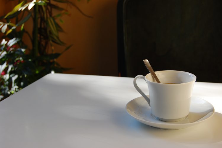 最初の顔合わせはカフェだけにする